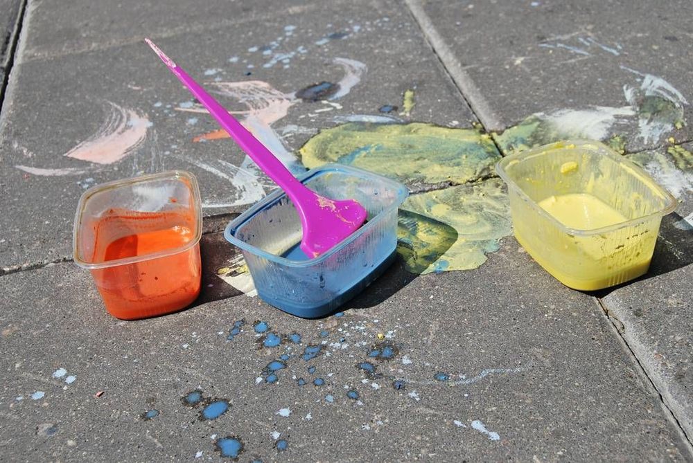 Mélangez de la craie à de l’eau pour créer de la peinture de rue | So Busy Girls