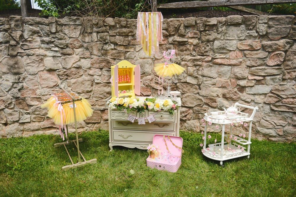 Cette décoration d'anniversaire La Belle et La Bête est tellement réussie que vous voudrez la même | So Busy Girls