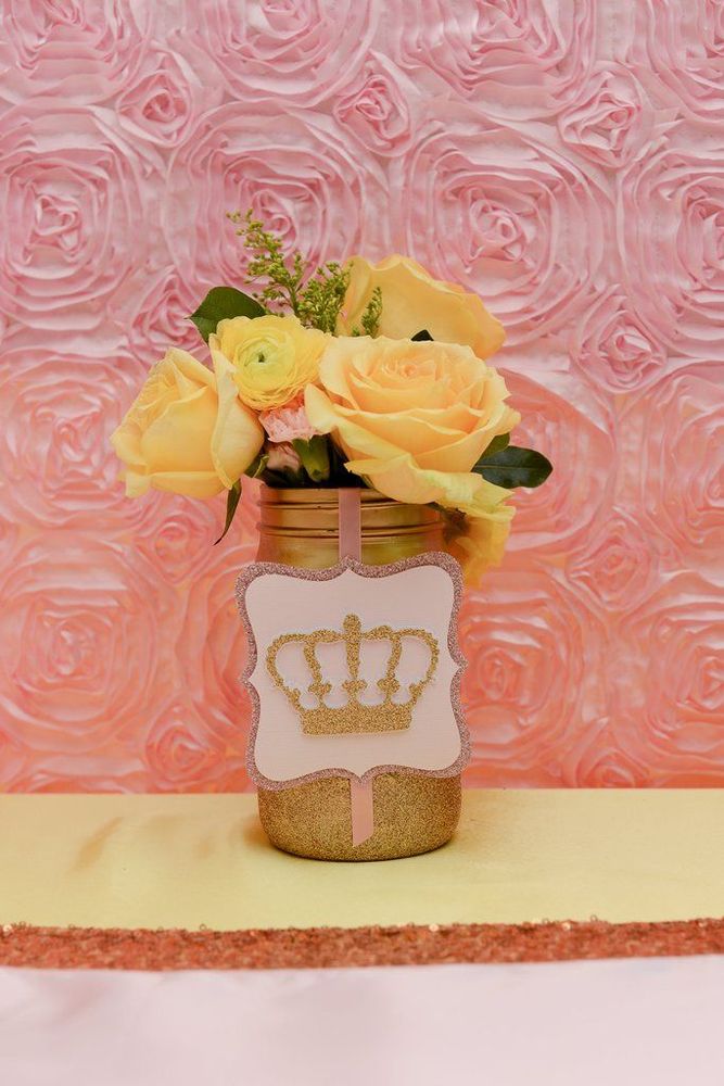 Cette décoration d'anniversaire La Belle et La Bête est tellement réussie que vous voudrez la même | So Busy Girls
