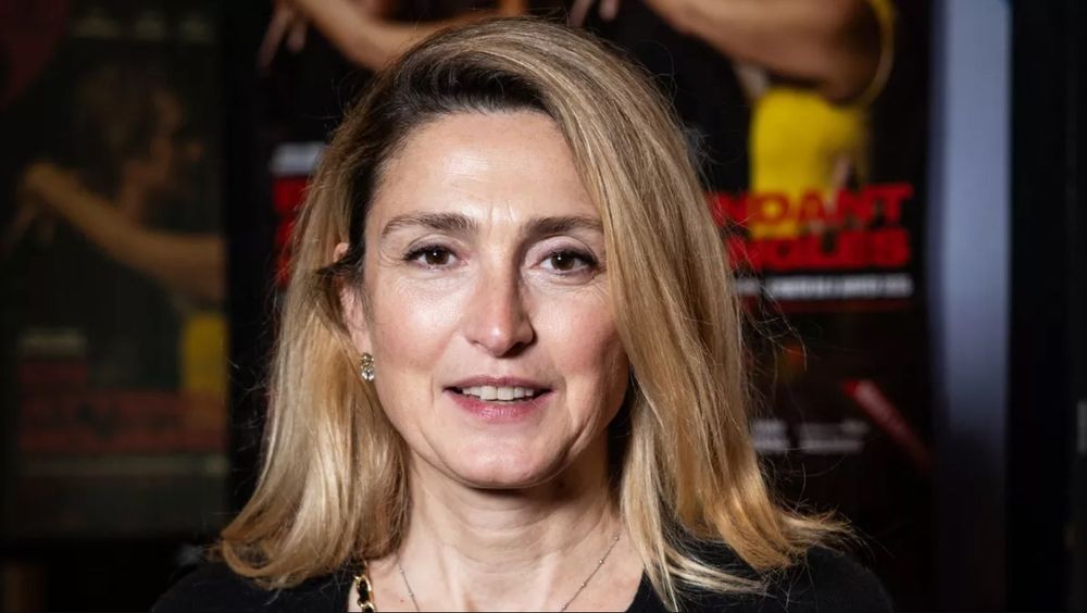 Julie Gayet et Bruno Salomone : cette histoire d’amour discrète que beaucoup avaient oubliée | So Busy Girls