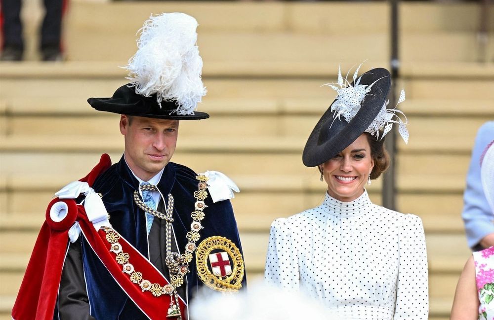 La famille royale, une monarchie à deux vitesses ? Quand les hélicoptères révèlent une fracture générationnelle | So Busy Girls
