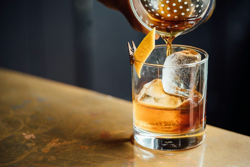 La recette du Crafted Old Fashioned pour un cocktail élégant et original | So Busy Girls