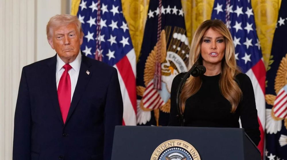 Melania Trump impassible face aux huées : ce détail qui a marqué la soirée au Kennedy Center | So Busy Girls
