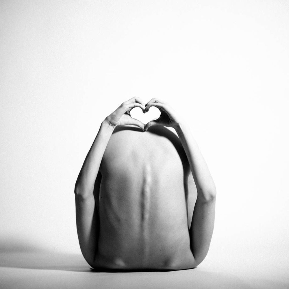 Cette jeune femme poste sur Instagram des postures de yoga qu'elle réalise nue | So Busy Girls