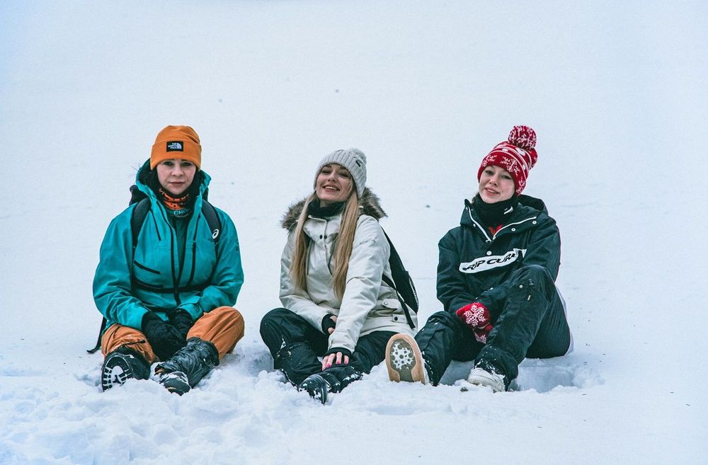 Vacances de ski entre amies : conseils pour le style, le fun et le bien-être en montagne | So Busy Girls