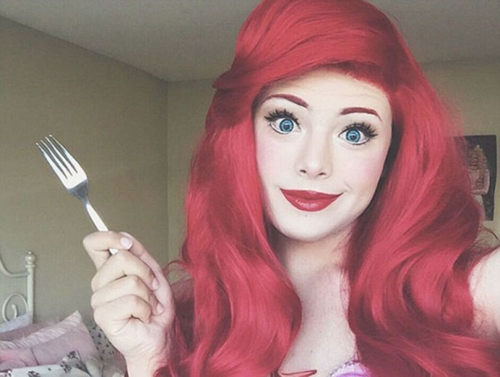 Cet homme se déguise en Princesses Disney et il sait tellement bien se maquiller que le résultat est impressionnant ! | So Busy Girls