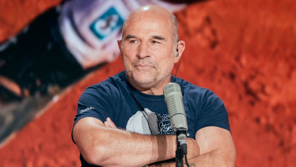 "Je dors comme un bébé" : coincé à Dubaï, Vincent Moscato lâche un tacle cinglant et raconte son quotidien au cœur des tensions | So Busy Girls