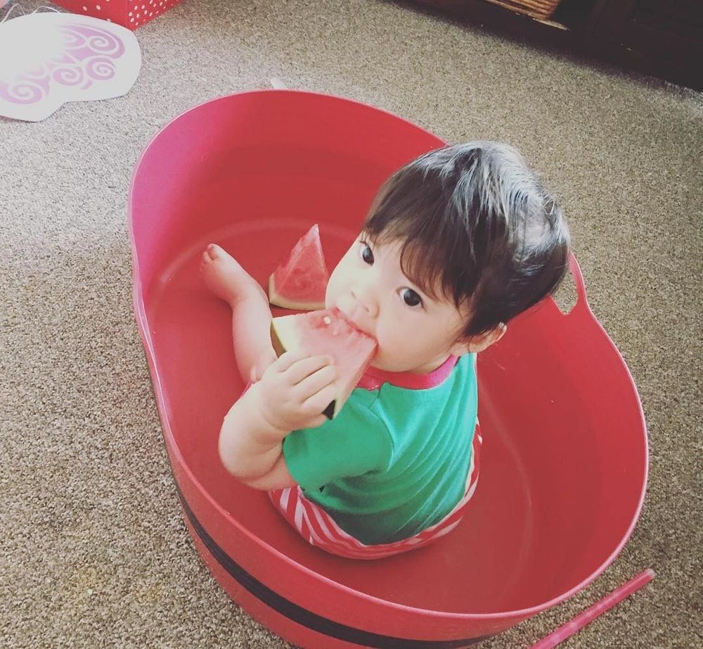Utilisez une bassine pour protéger vos sols | So Busy Girls
