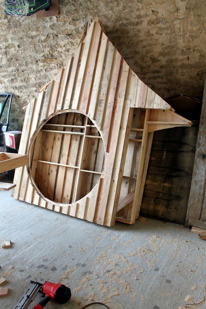 On découpe un grand rond dans le mur pour faire la porte | So Busy Girls