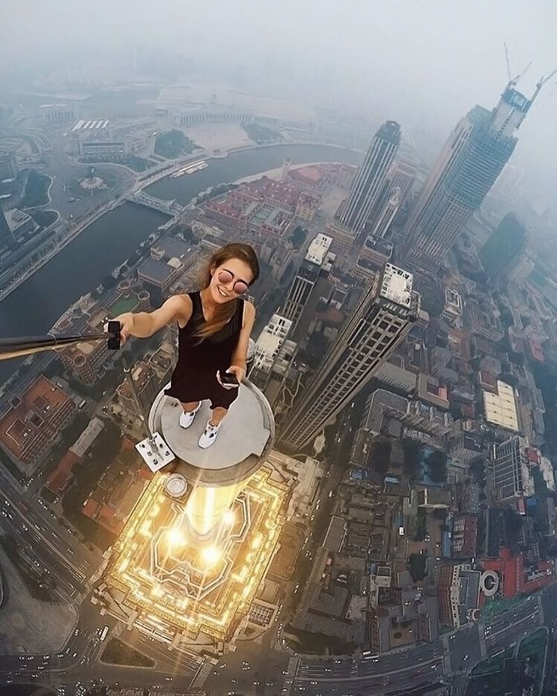 Cette Russe prend les selfies les plus dangereux du monde (et ça fait peur !) | So Busy Girls