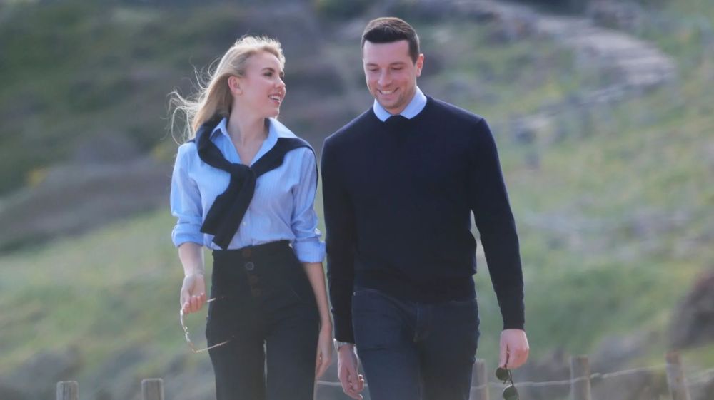 “Deal ou idylle ?” : la question qui s’impose sur le couple Bardella et la princesse | So Busy Girls