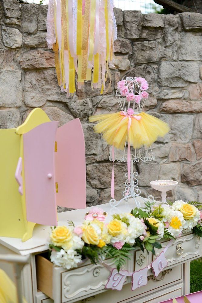 Cette décoration d'anniversaire La Belle et La Bête est tellement réussie que vous voudrez la même | So Busy Girls