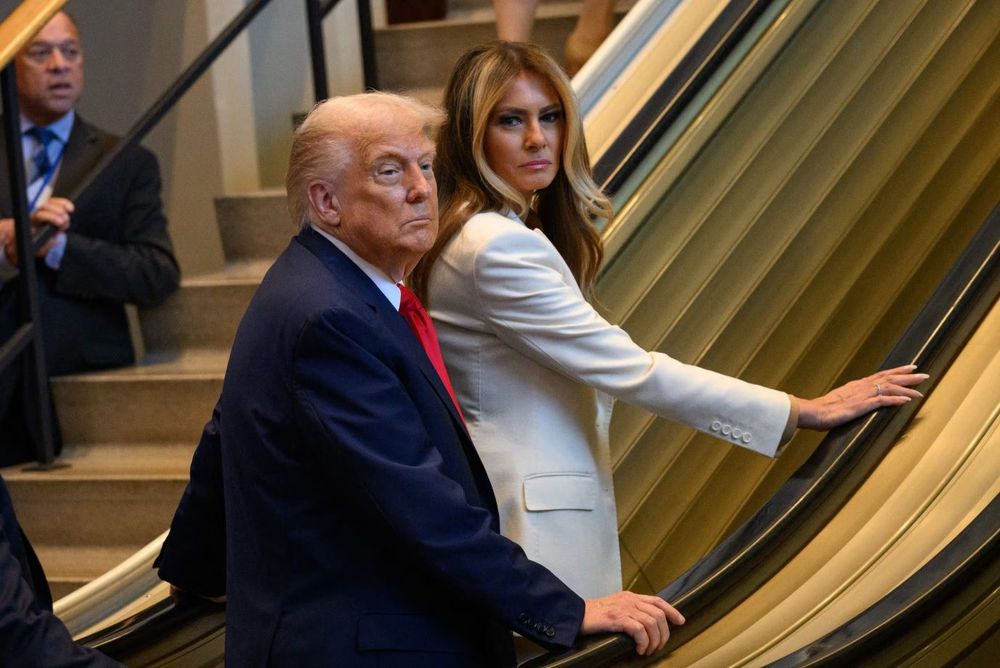 Donald Trump furieux après un escalator bloqué qui a stoppé net sa montée avec Melania à l’ONU | So Busy Girls