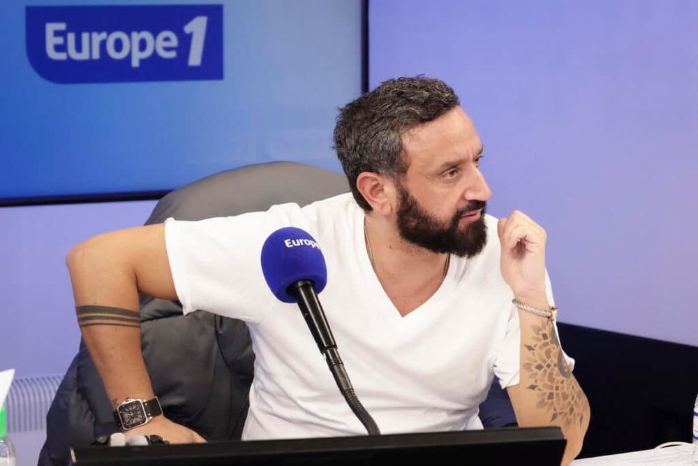 Cyril Hanouna : "Je passe pas après Bardella et le cul du chien", l’échange musclé entre Hanouna et un journaliste enflamme les réseaux | So Busy Girls