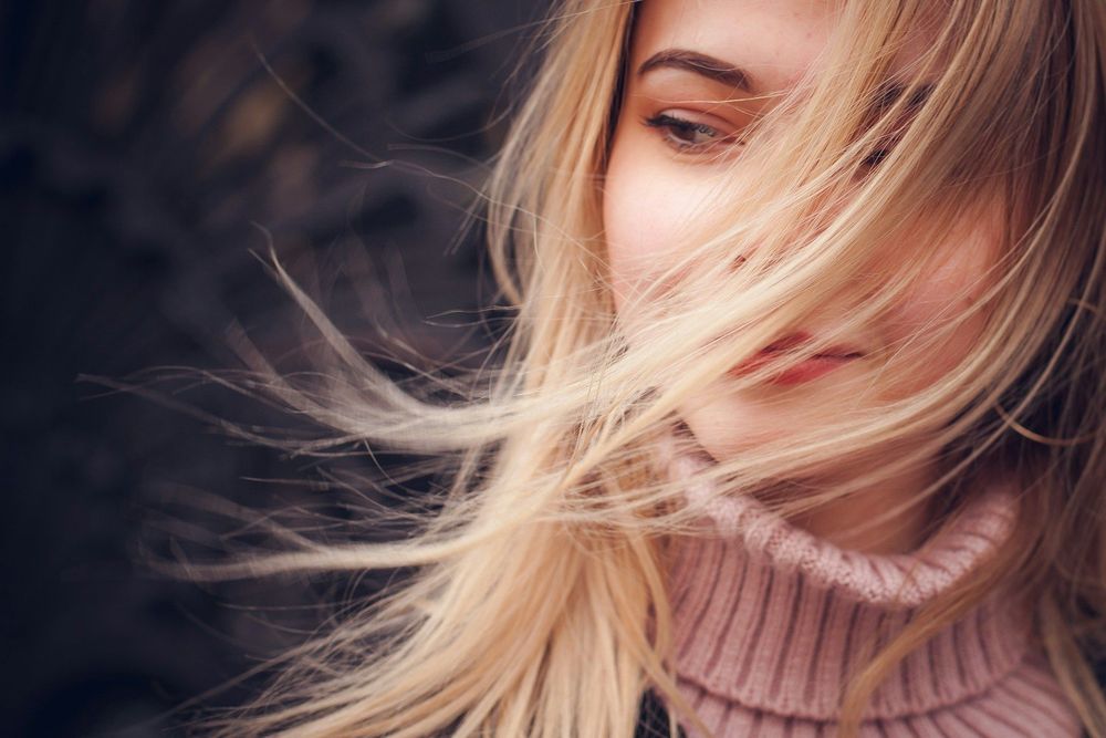 À quelle fréquence faut-il laver ses cheveux pour les faire pousser plus vite ? | So Busy Girls