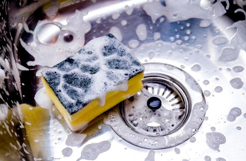 Pourquoi vous devez absolument changer l'éponge de la cuisine chaque semaine | So Busy Girls