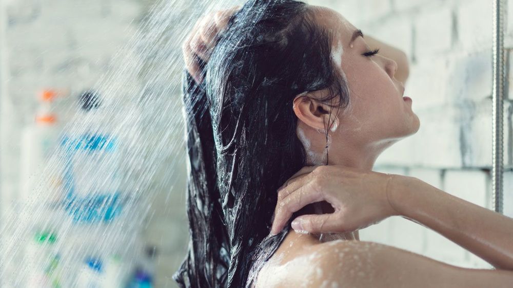 5 bonnes raisons de faire un gommage pour cheveux | So Busy Girls