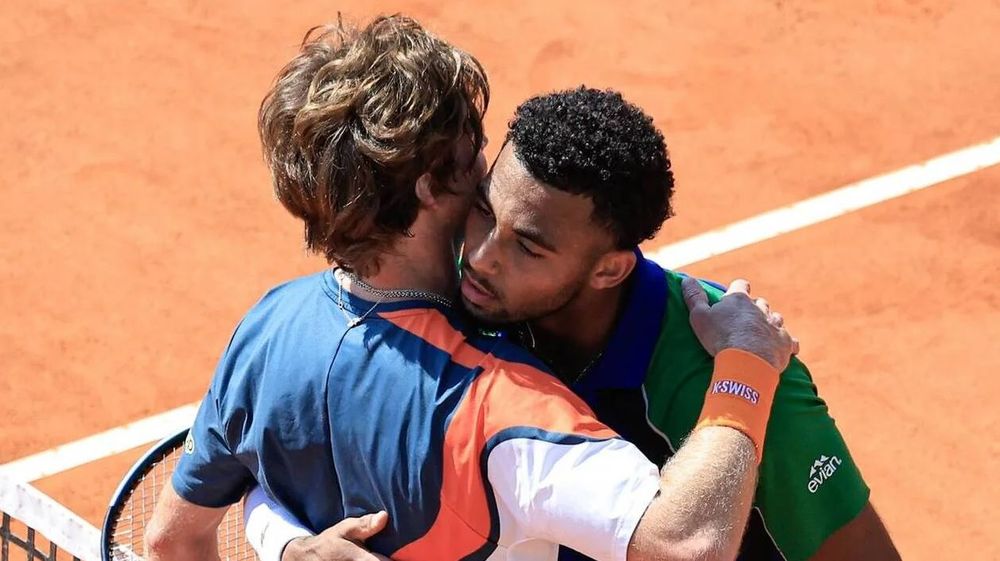 Écarté des courts pendant 8 mois, Arthur Fils revient et bat Rublev : ce retour qui impressionne tout le circuit | So Busy Girls