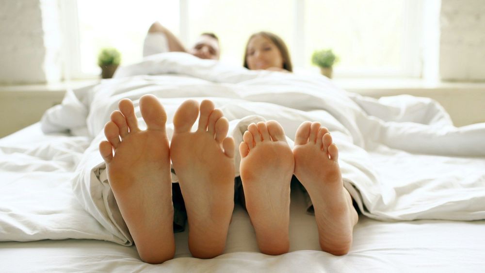 Le soir, ce geste tout simple sur vos pieds pourrait tout changer pour votre sommeil | So Busy Girls