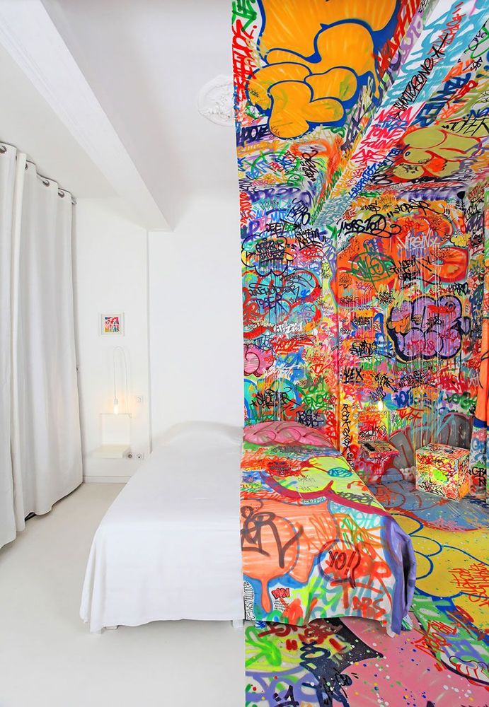 Dans une chambre mi-épurée, mi-graffiti à Marseille | So Busy Girls