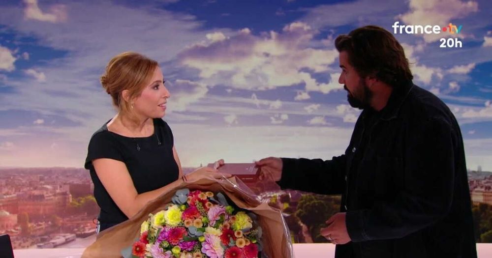 Artus surprend Léa Salamé avec un cadeau et... un tacle en direct au 20h de France 2 | So Busy Girls