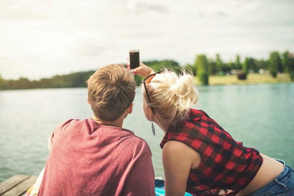 10 signes que votre téléphone se met en travers de votre couple | So Busy Girls