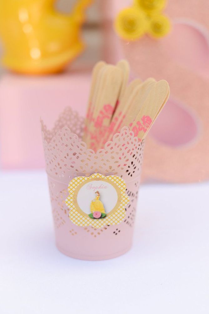 Cette décoration d'anniversaire La Belle et La Bête est tellement réussie que vous voudrez la même | So Busy Girls