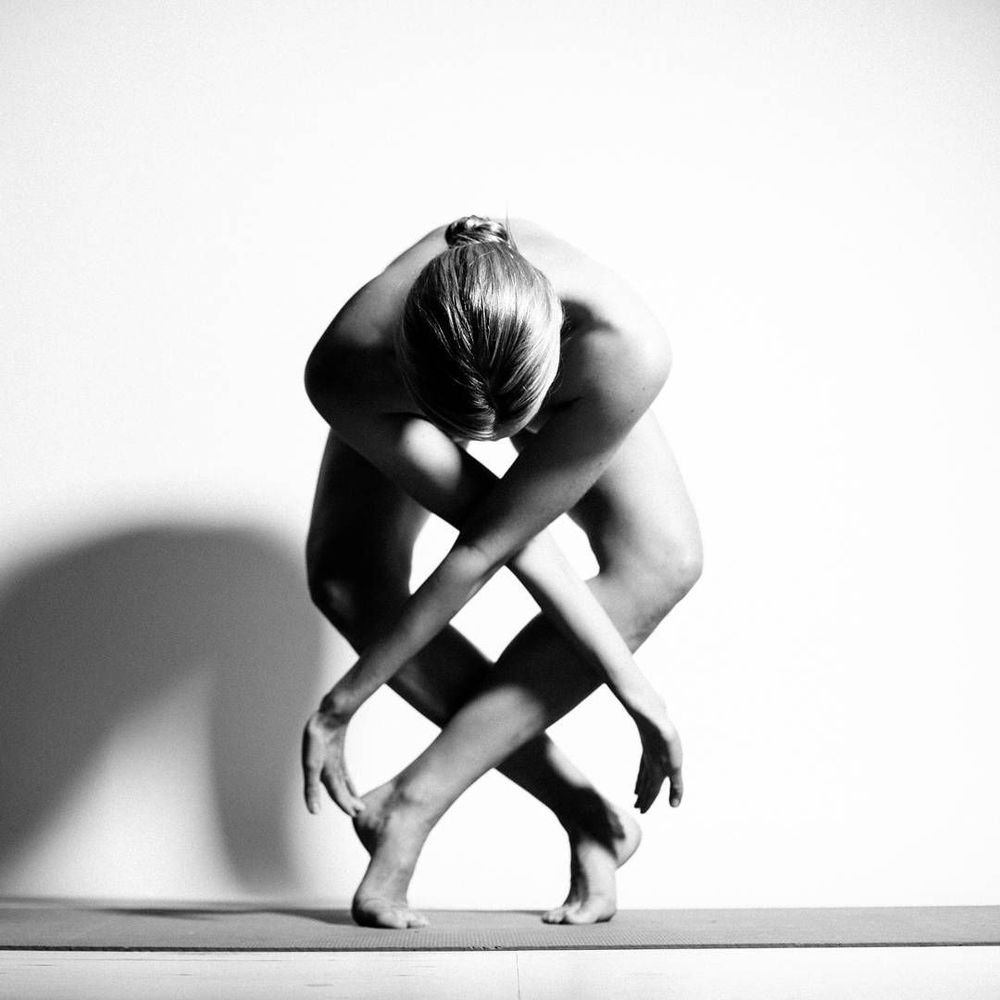 Cette jeune femme poste sur Instagram des postures de yoga qu'elle réalise nue | So Busy Girls