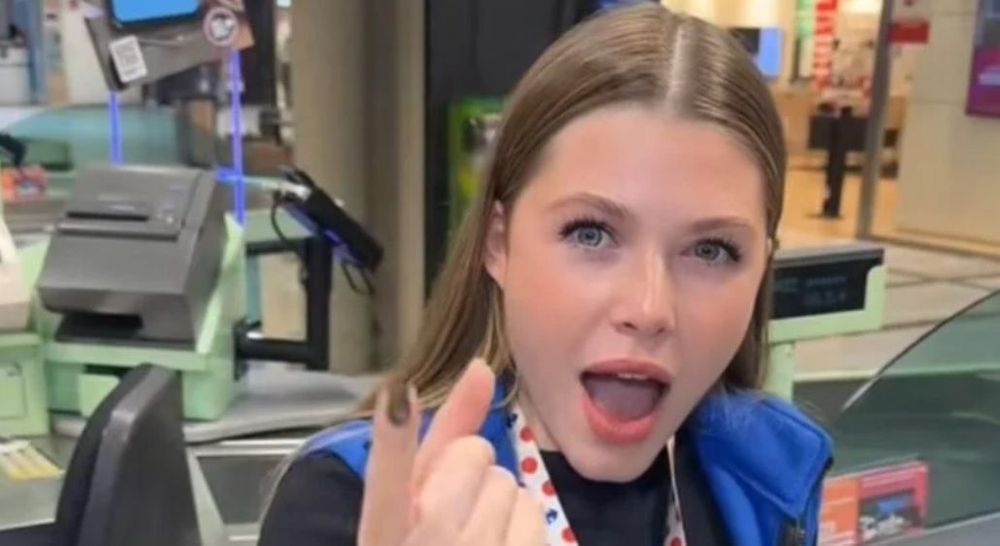 La notoriété fulgurante d’une caissière de Carrefour sur TikTok force le magasin à prendre une décision inédite | So Busy Girls