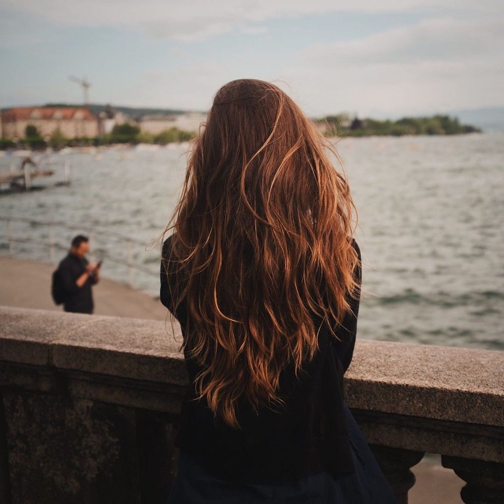 Voici comment faire pousser les cheveux plus vite grâce aux huiles essentielles | So Busy Girls