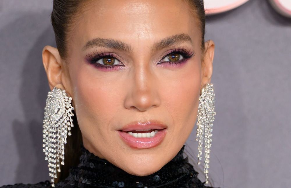 Jennifer Lopez mise sur ce détail beauté tout simple pour paraître plus jeune, et il change vraiment le regard | So Busy Girls