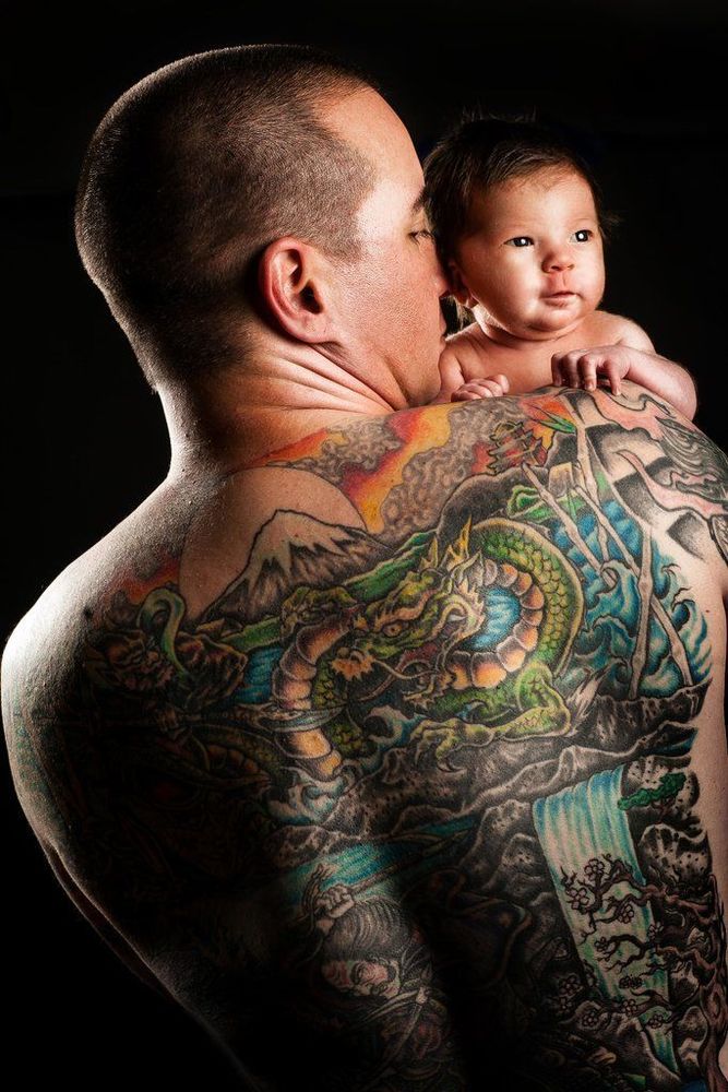 28 photos de papas qui tiennent leur bébé dans leurs bras | So Busy Girls