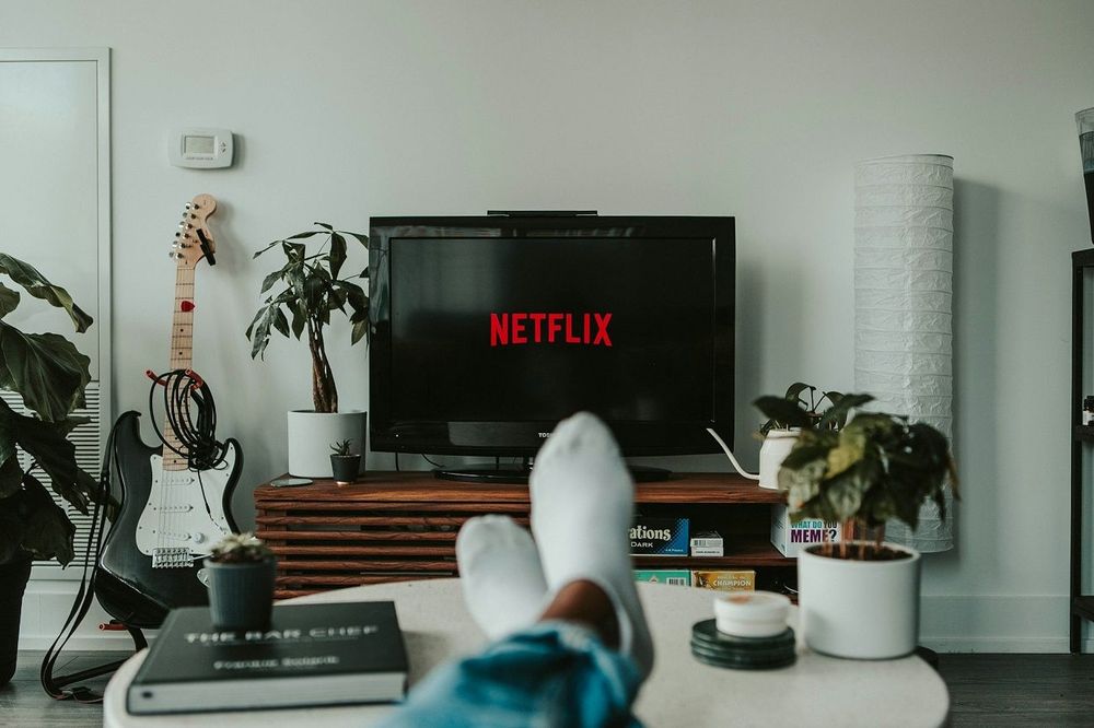 "Ils sont de retour…" : Netflix annonce le tournage du film inspiré d’une série française culte avec le casting original au complet | So Busy Girls