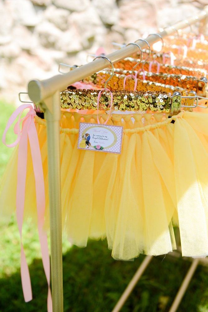 Cette décoration d'anniversaire La Belle et La Bête est tellement réussie que vous voudrez la même | So Busy Girls
