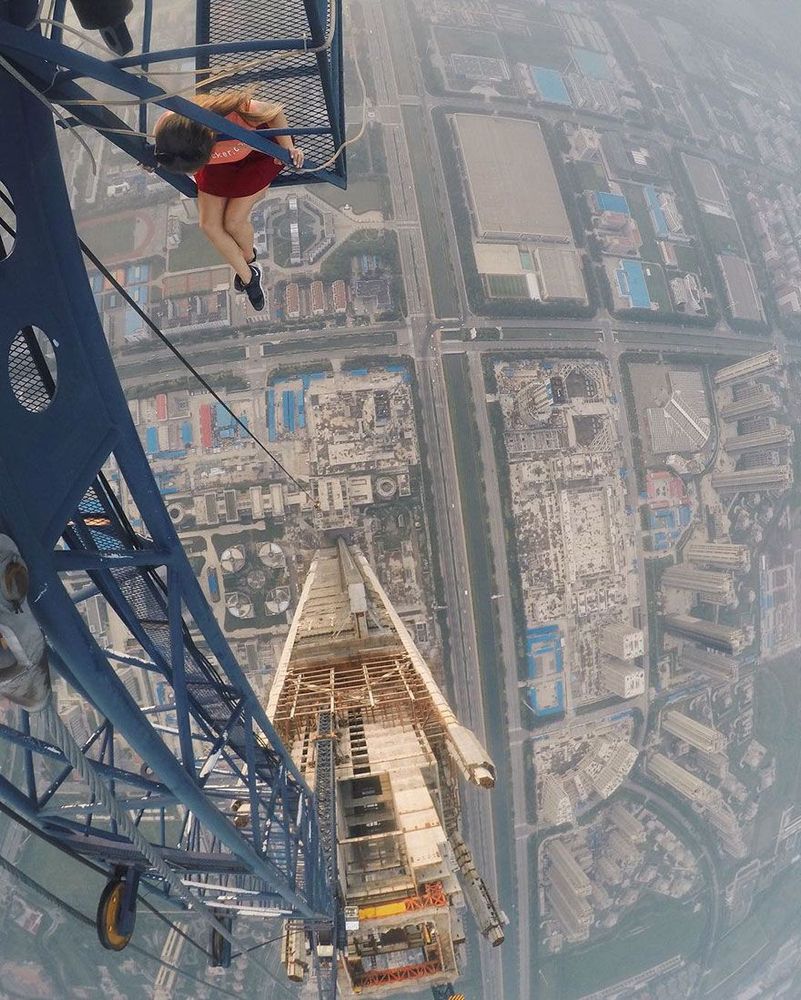 Cette Russe prend les selfies les plus dangereux du monde (et ça fait peur !) | So Busy Girls