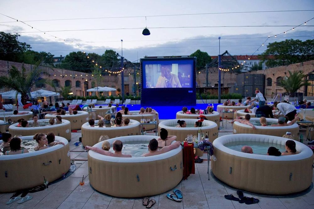 Ce cinéma en plein air permet de regarder tranquillement son film depuis un jacuzzi | So Busy Girls