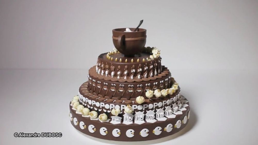 Attendez de voir ce qu'il se passe lorsque ce gâteau commence à tourner | So Busy Girls