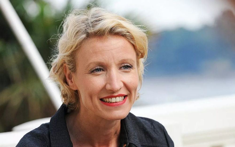 “L’autre était trop belle…” : cette phrase improbable qui a changé la vie d’Alexandra Lamy | So Busy Girls