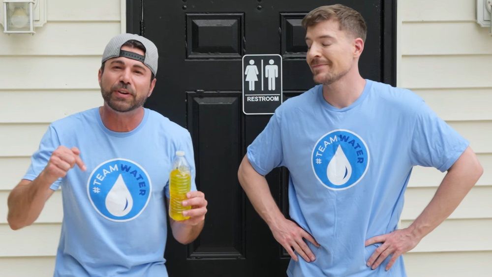 MrBeast boit de l’eau purifiée à partir de son urine pour lever 40 millions de dollars et offrir de l'eau potable à 2 millions de personnes | So Busy Girls