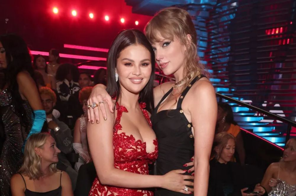La réaction adorable de Selena Gomez aux fiançailles de sa meilleure amie Taylor Swift | So Busy Girls