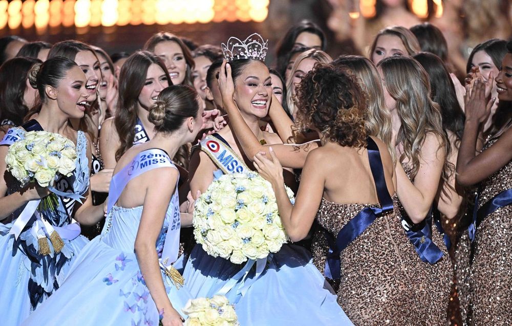 Retour à Tahiti sous les applaudissements : comment Hinaupoko Devèze (Miss France 2026) a repris le contrôle après la polémique | So Busy Girls