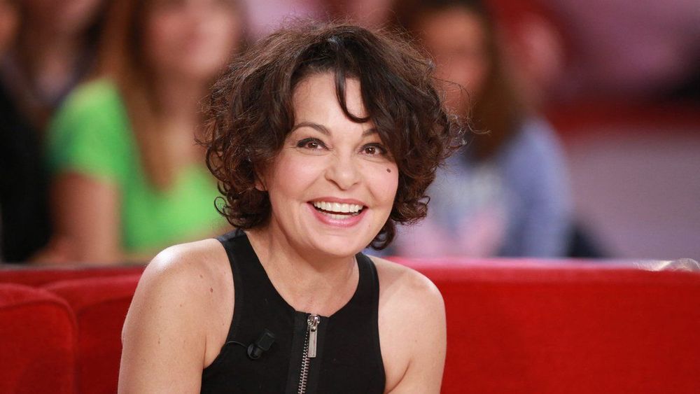 « Elle se battait courageusement depuis plusieurs mois » : Isabelle Mergault, figure des Grosses Têtes, s’éteint à 67 ans | So Busy Girls