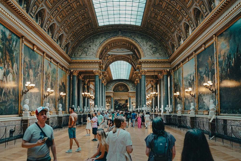 Vol au Louvre : deux suspects interpellés et placés en garde à vue | So Busy Girls