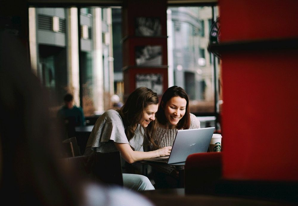 Être ami avec un (ou plusieurs) de ses collègues rend plus épanoui et plus productif | So Busy Girls