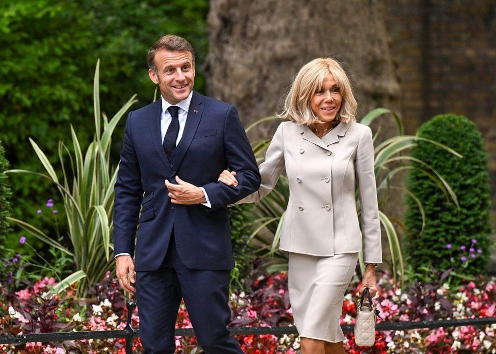 Rumeurs, tensions, attaques : ce cliché des Macron à l’Élysée raconte une autre histoire | So Busy Girls