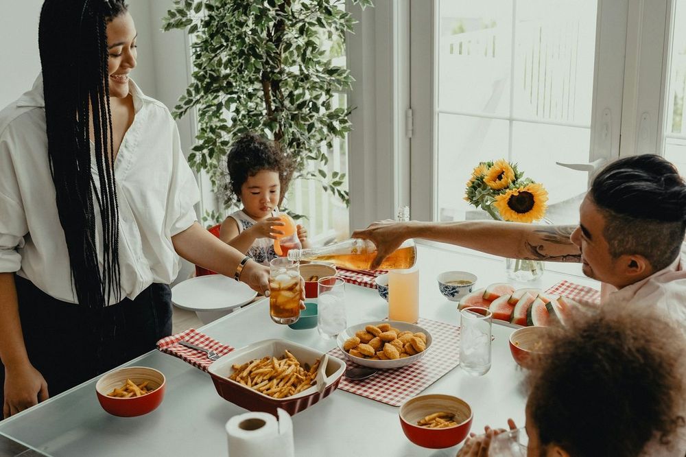 Comment transformer les repas en famille en moments de complicité : 7 astuces infaillibles | So Busy Girls