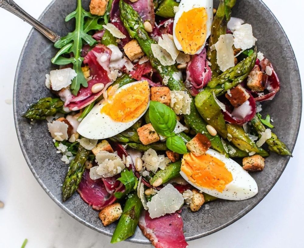 La recette de la salade d’asperges, coppa et parmesan pour faire le plein de fraîcheur | So Busy Girls