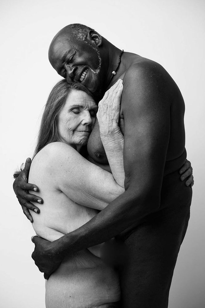 Pourquoi le portrait nu de ce couple de septuagénaires est devenu viral | So Busy Girls
