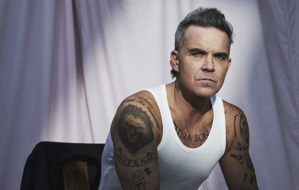 Robbie Williams fait une révélation bouleversante sur sa santé mentale : il confie souffrir de pensées intrusives liées à un trouble neurologique | So Busy Girls
