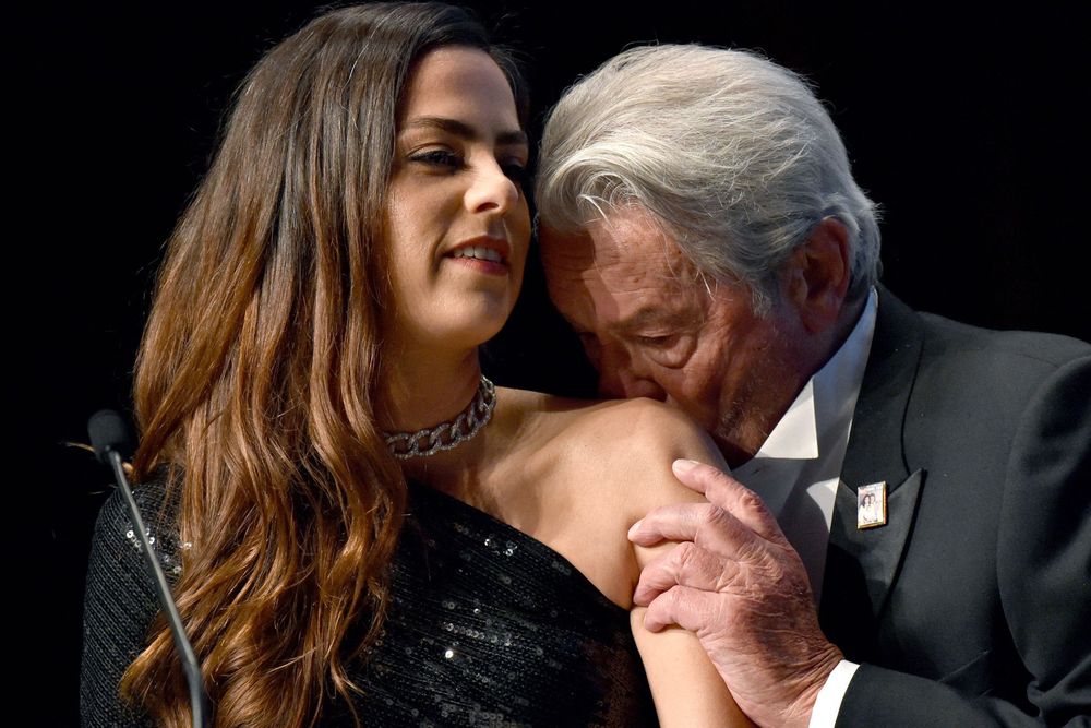 Alain Delon : ce testament signé 2 ans avant sa mort met aujourd’hui ses enfants en pleine bataille | So Busy Girls
